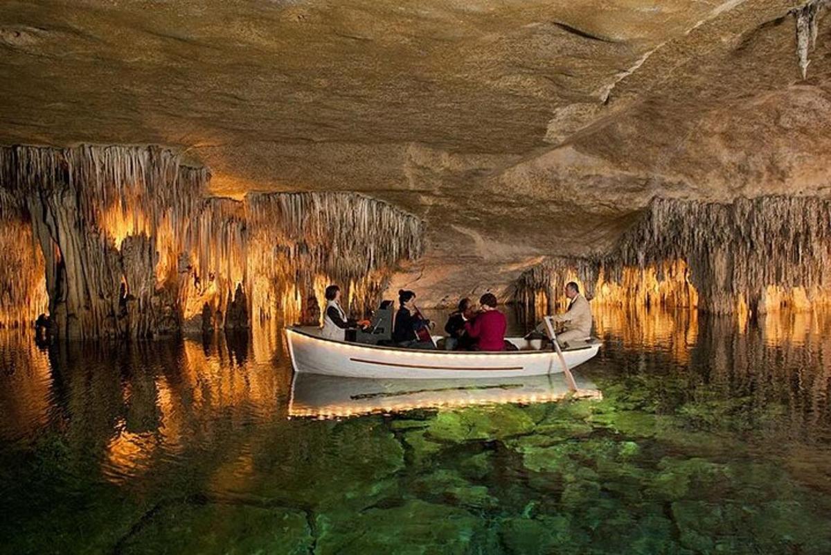 un gruppo di persone su una barca in una grotta