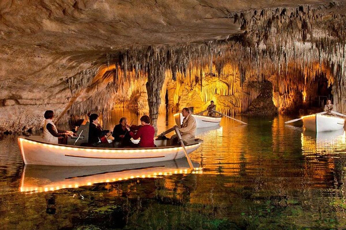 eine Gruppe von Menschen in Booten in einer Höhle