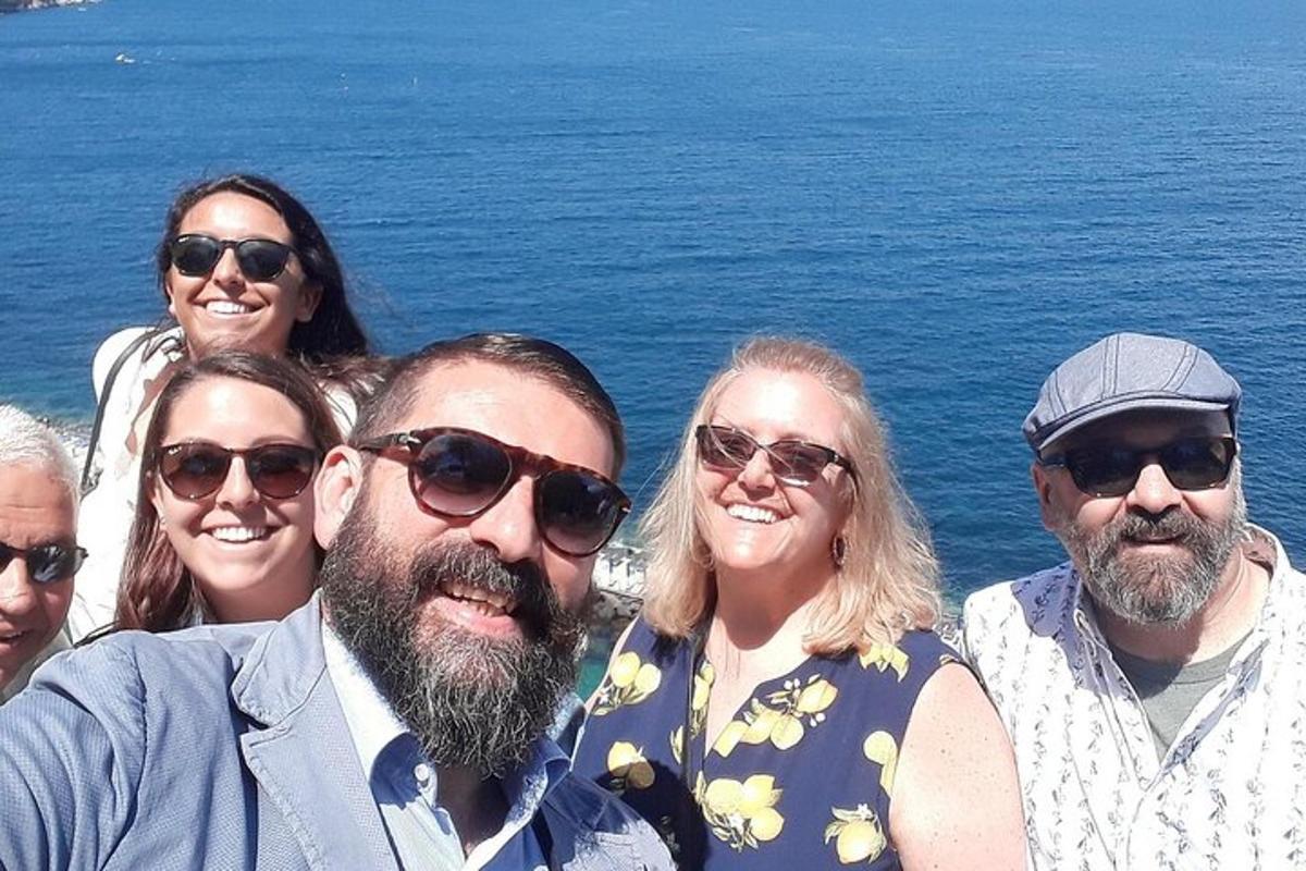 un gruppo di persone in piedi vicino all'oceano