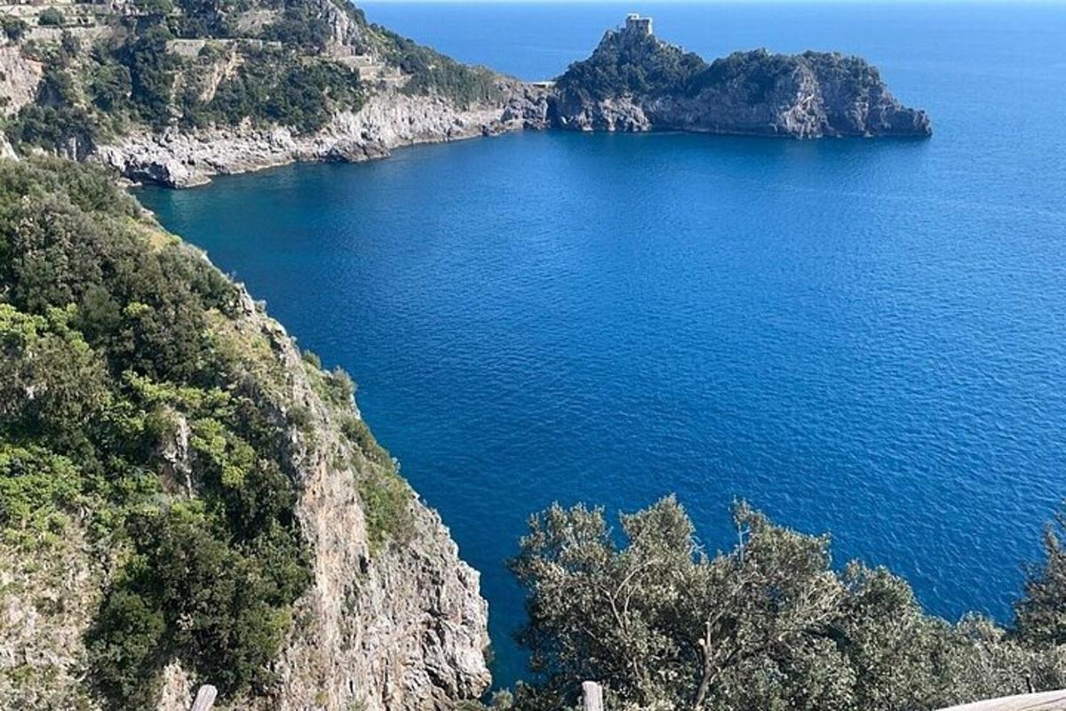 una vista di un grande specchio d'acqua su una scogliera