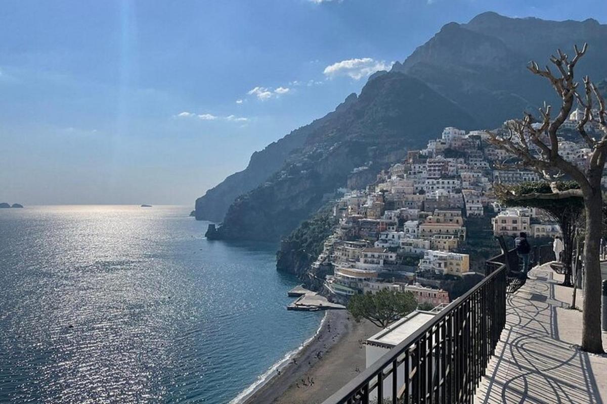 una vista di una città su una collina vicino all'acqua