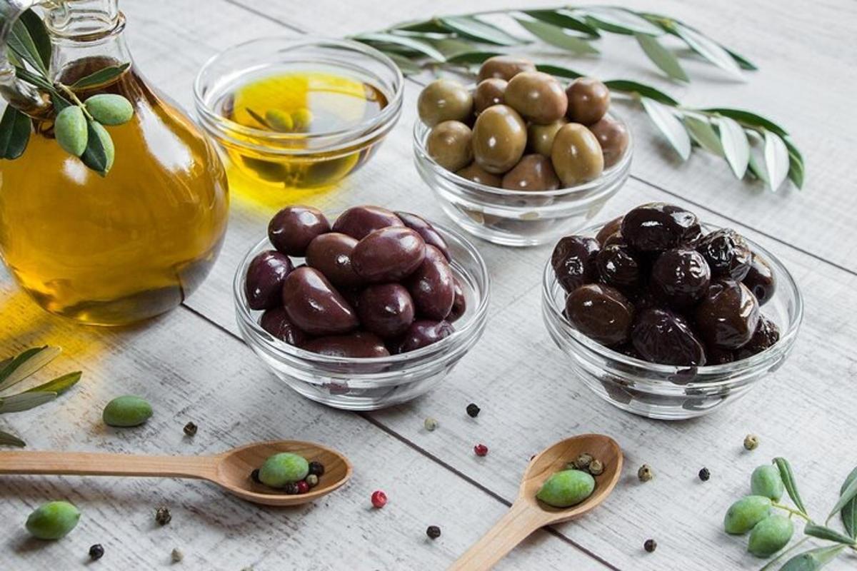 miza, obložena s skledami oliv in lesenimi žlicami