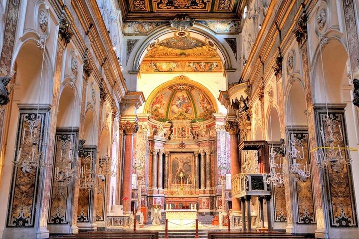 en stor kirke med et stort alter i seg
