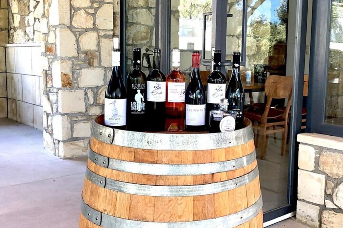 un mucchio di bottiglie di vino appoggiate sopra una botte
