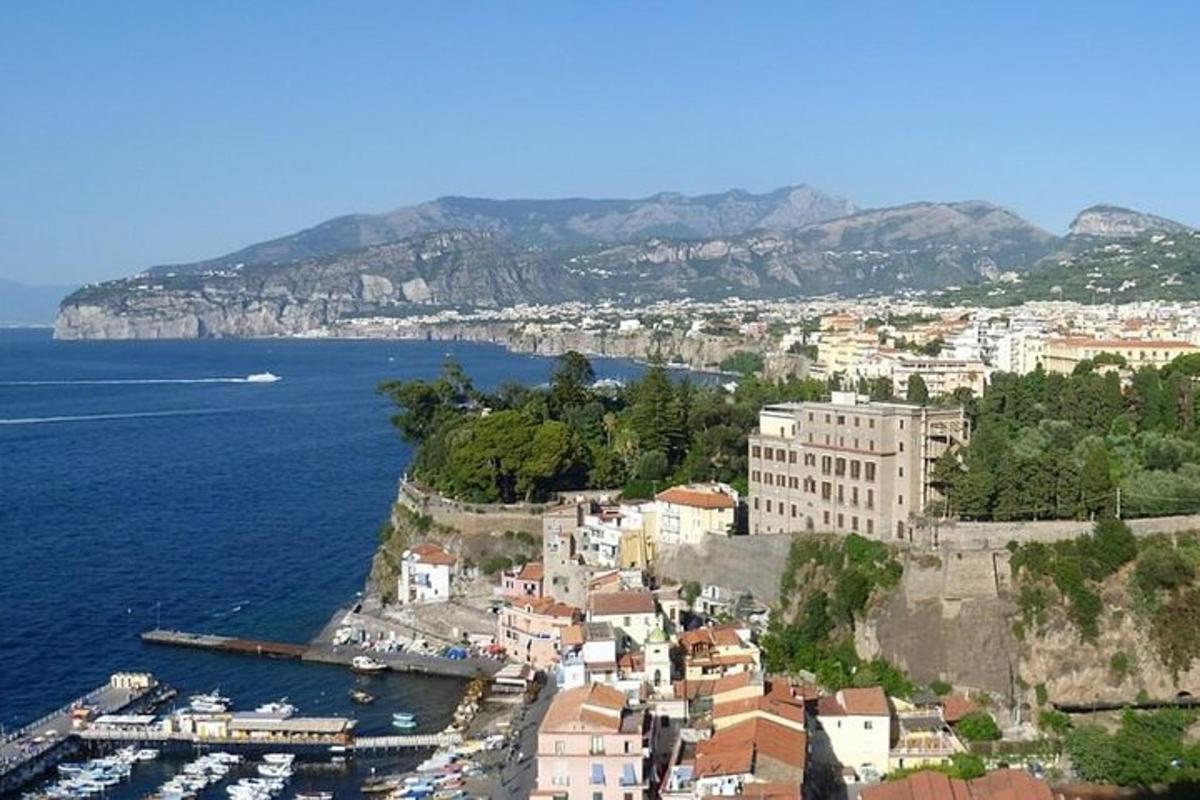 grad na obali vodene površine