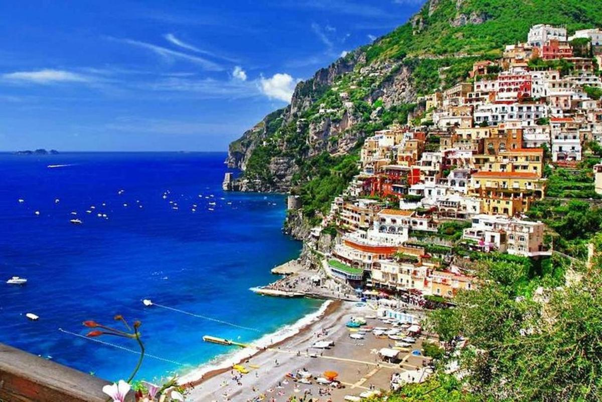 pemandangan positano di pantai amalfi