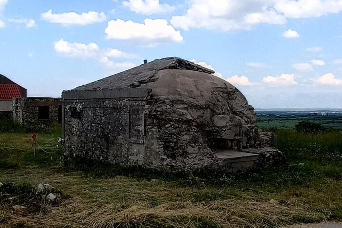 gamalt steinhús sem stendur ofan á túni