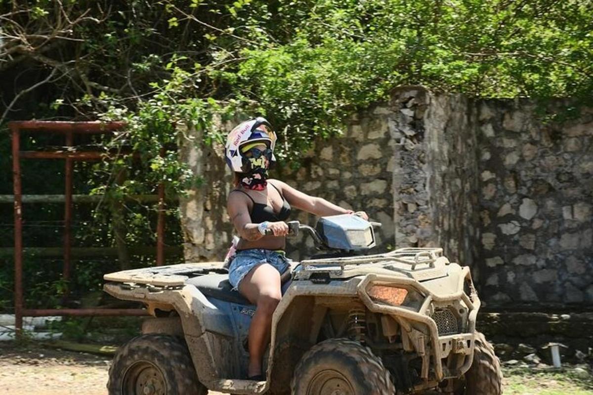 ένα άτομο που οδηγεί στο πίσω μέρος ενός ATV