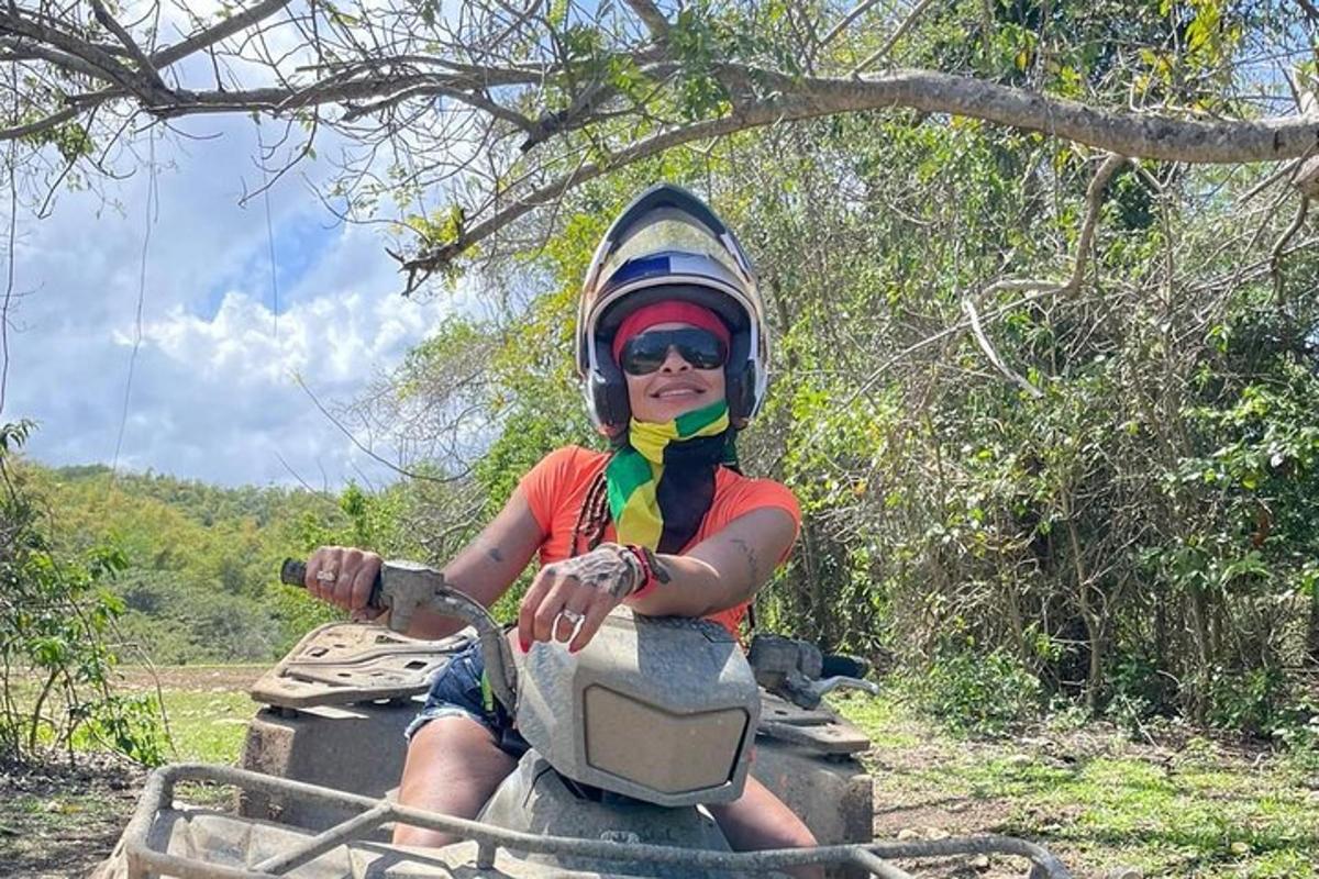 una dona està asseguda en una motocicleta