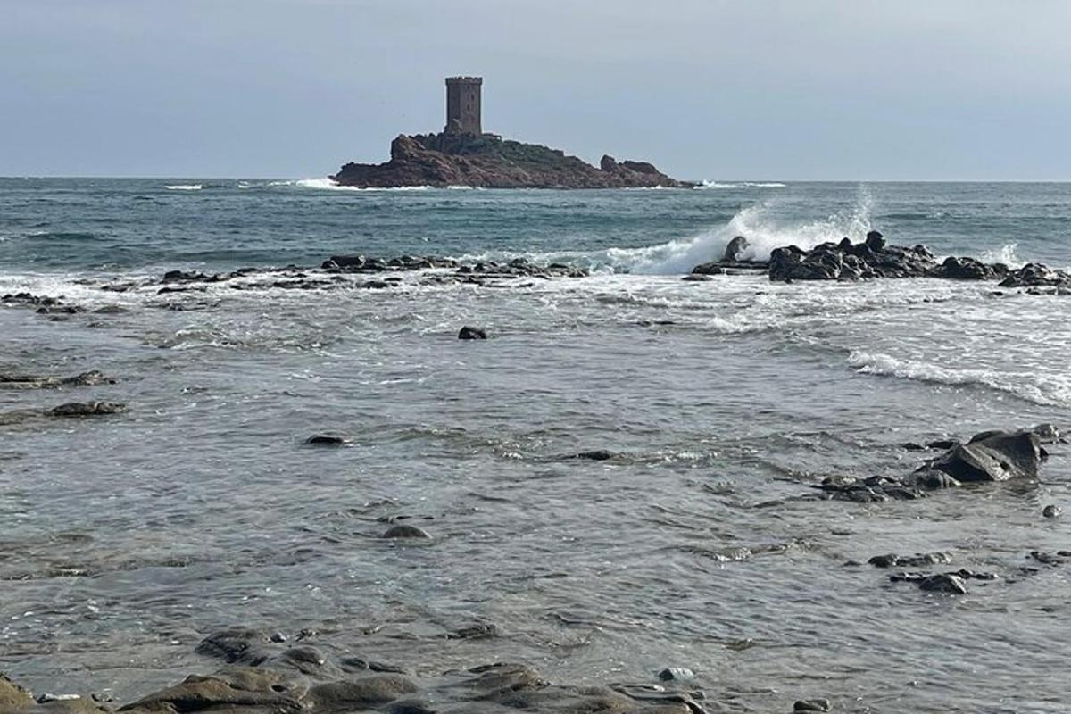 ένας φάρος σε ένα νησί στον ωκεανό