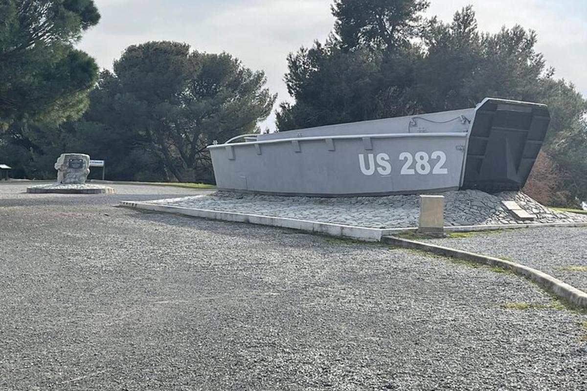 μια βάρκα που κάθεται στην άκρη ενός δρόμου