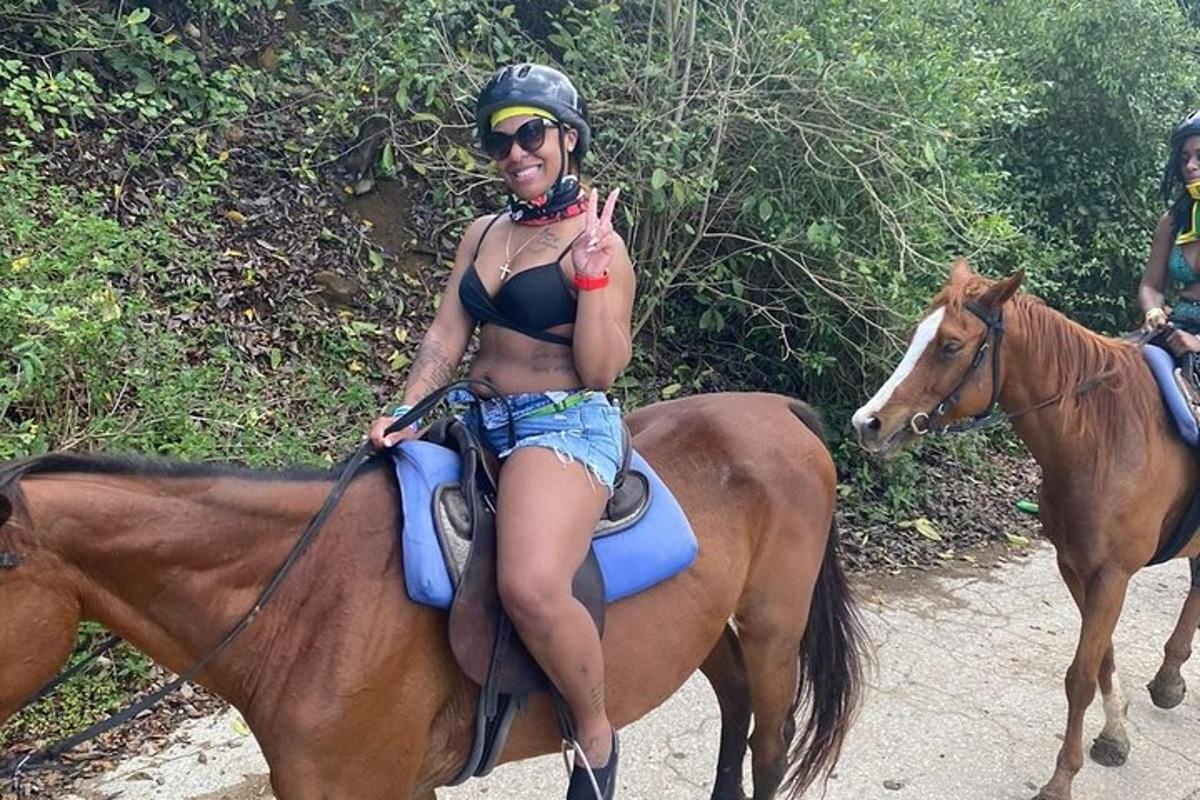 una dona en bikini asseguda a cavall