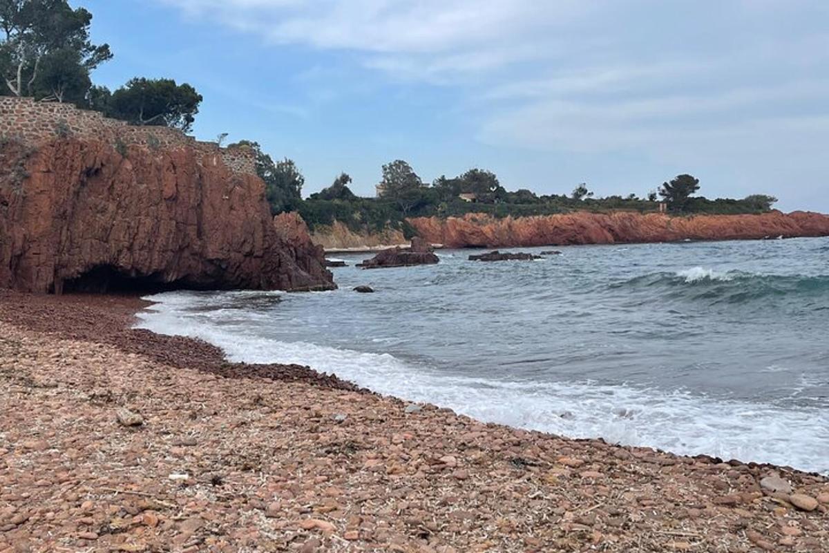 o plajă cu un țărm stâncos și ocean