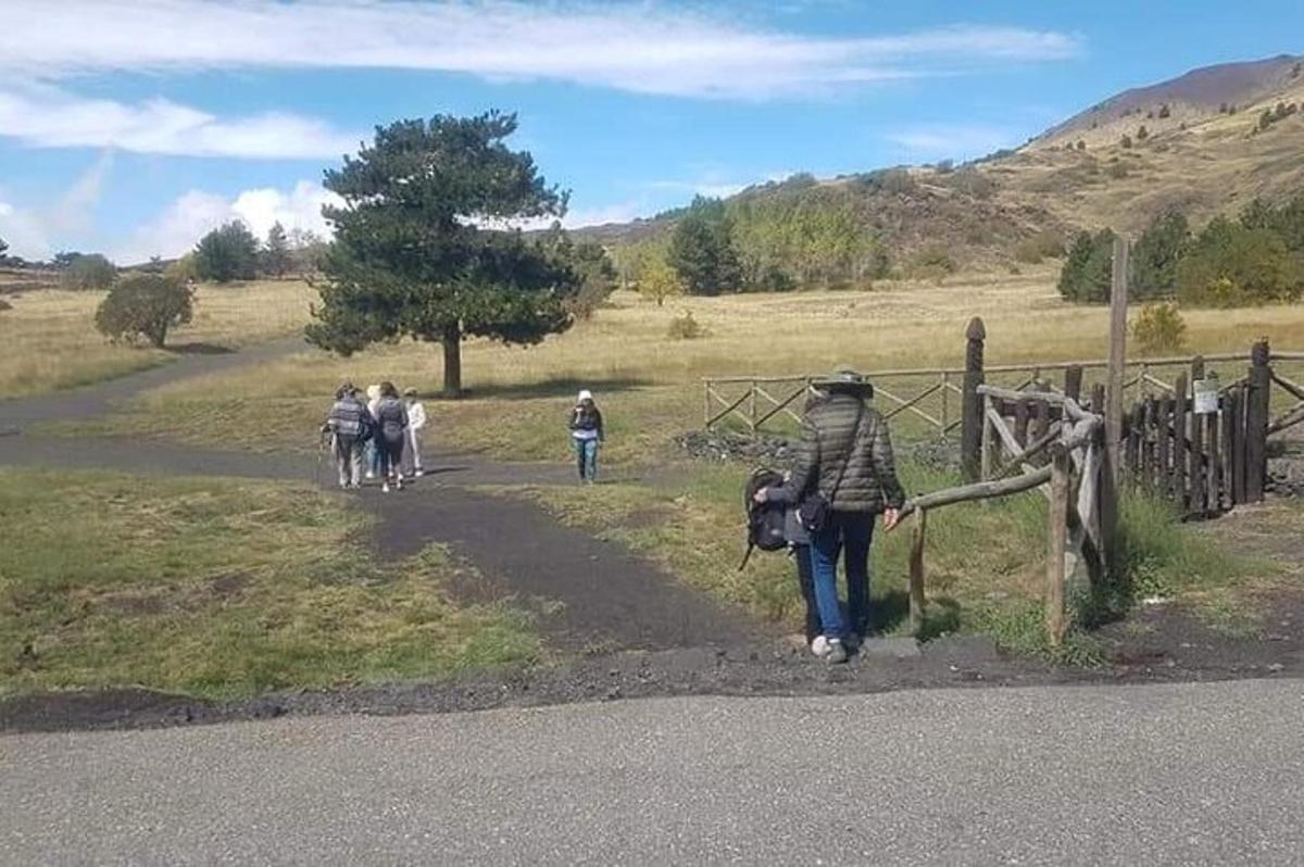 grupp inimesi, kes kõnnivad mööda kruusateed