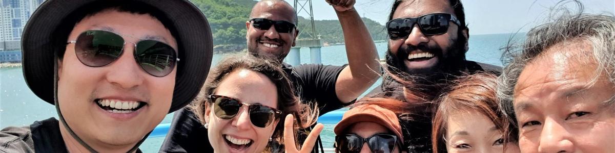 一群戴着墨镜的人摆姿势拍照