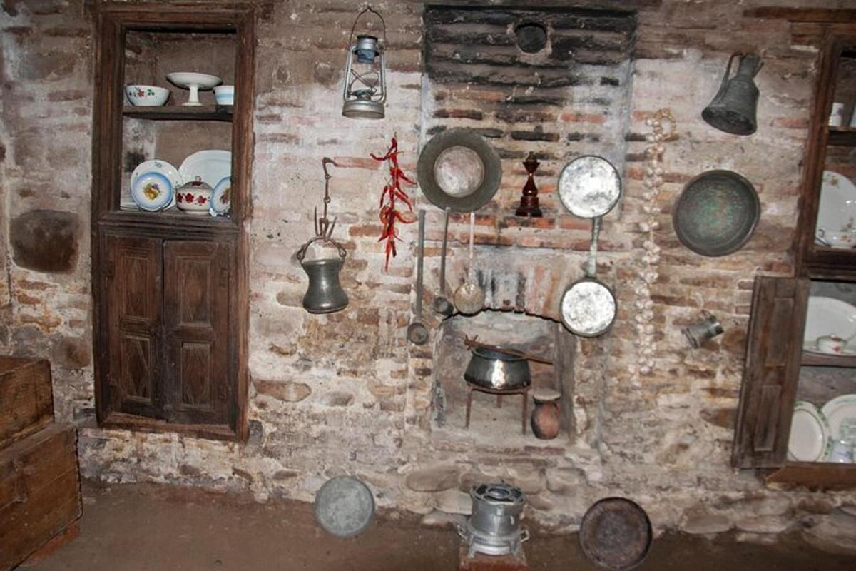 Una pared con muchas ollas y sartenes