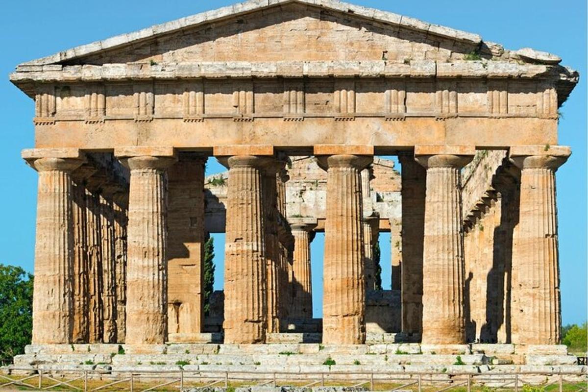 un antico edificio con colonne di fronte