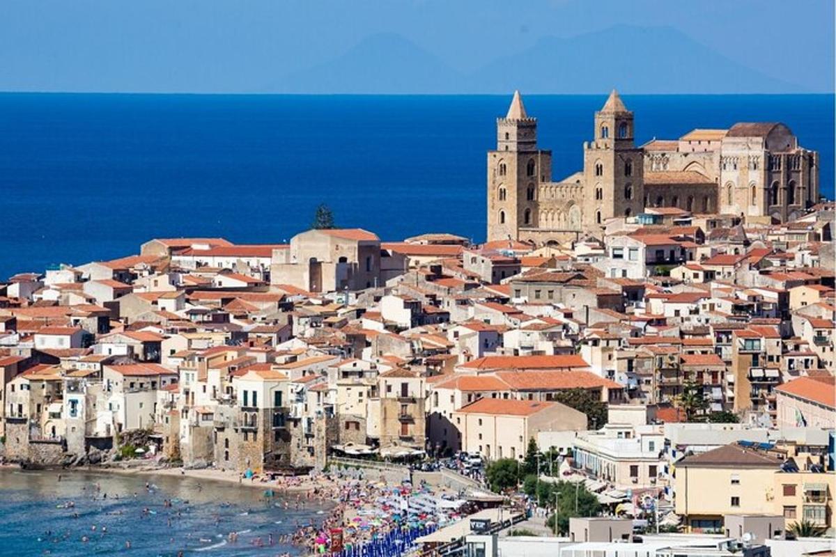 μια θέα μιας πόλης με κτίρια και το νερό
