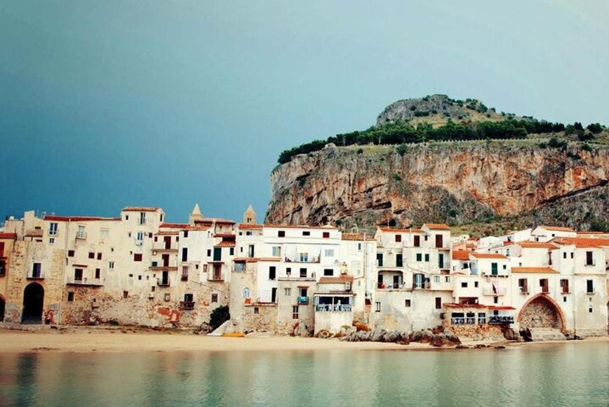 μια ομάδα λευκών κτιρίων που κάθονται πάνω στο νερό
