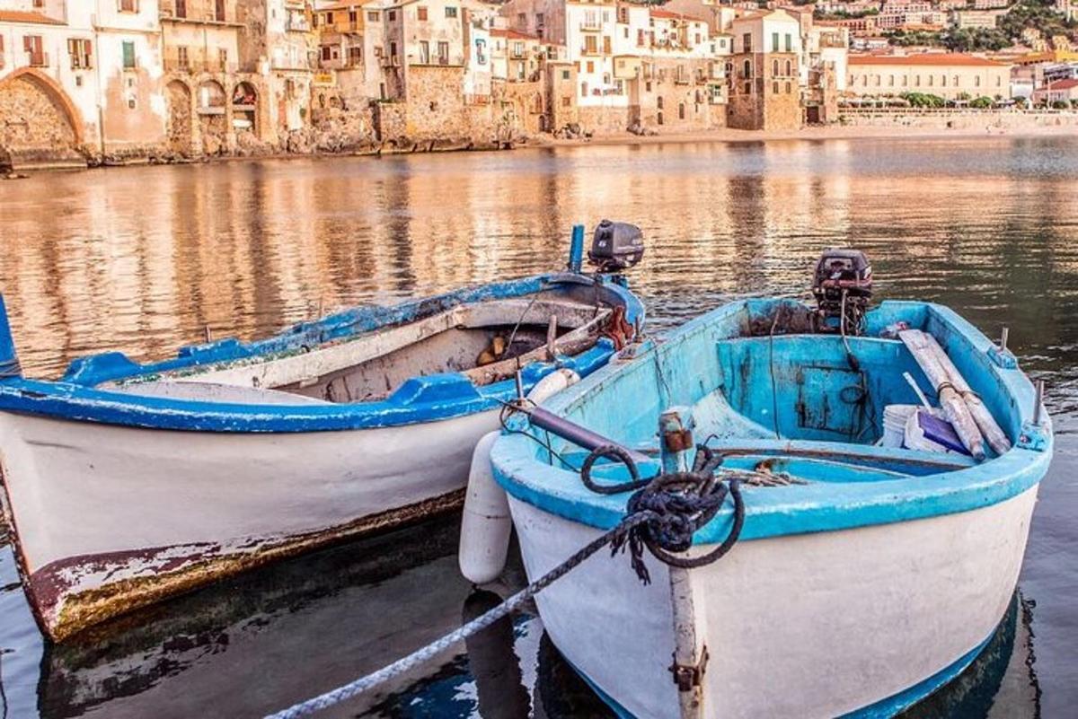μια μπλε και άσπρη βάρκα που κάθεται στο νερό