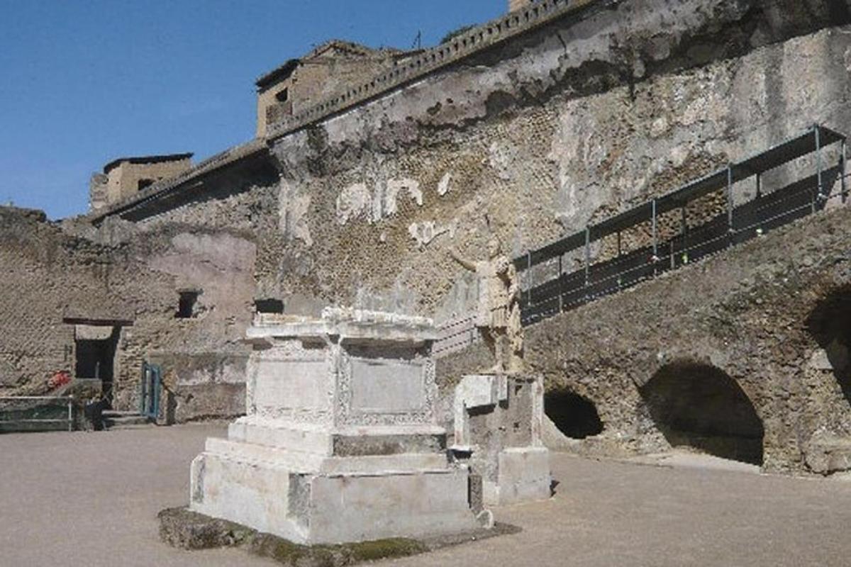 un edificio con una statua sul lato
