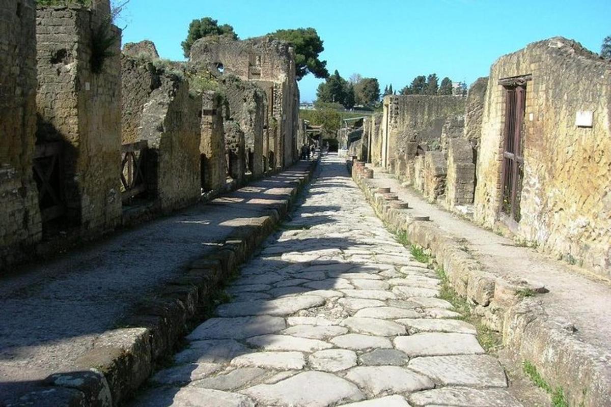 una strada vuota tra le rovine di un edificio