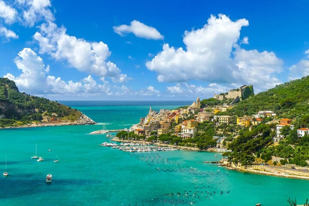 海湾景色，水中停泊着船只