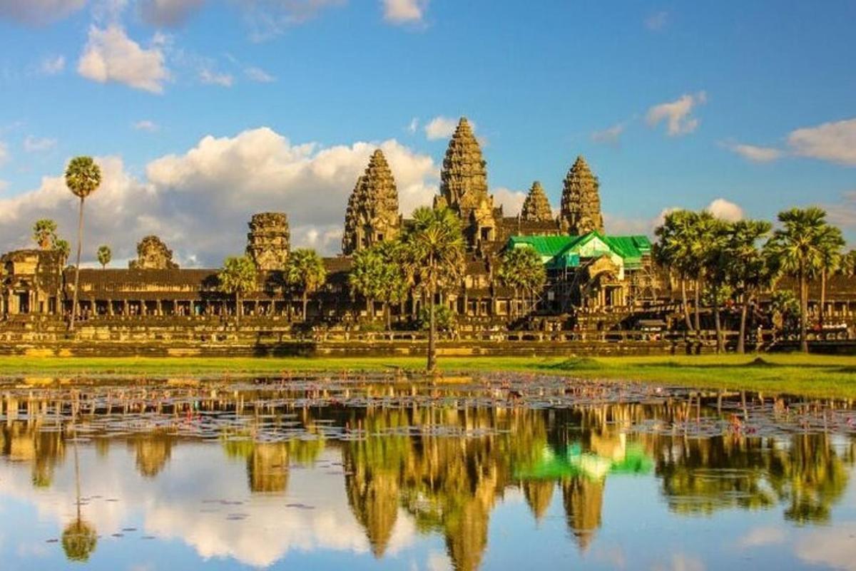 một góc nhìn về một ngôi đền với hình ảnh phản chiếu của nó trong nước