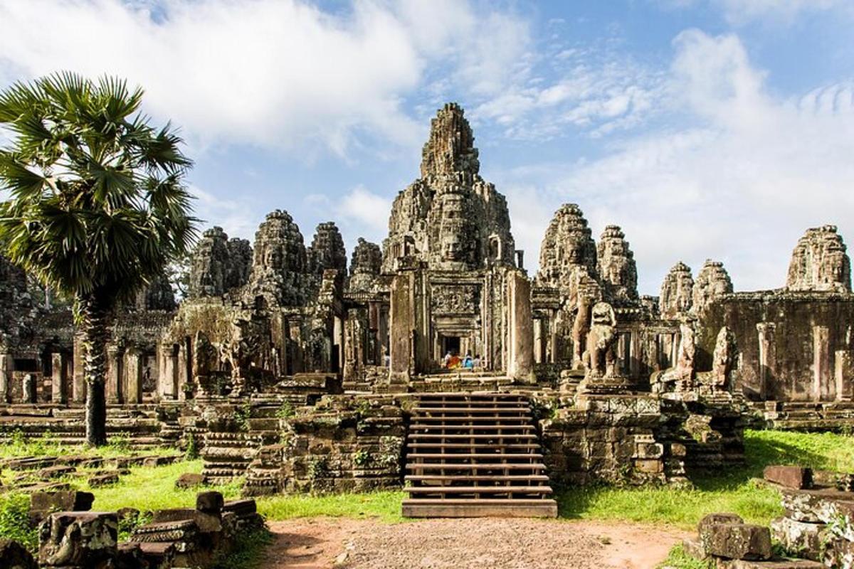 một ngôi đền có một cây cọ ở phía trước