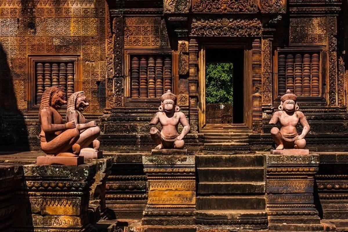 một nhóm tượng ngồi trên bậc thềm của một tòa nhà
