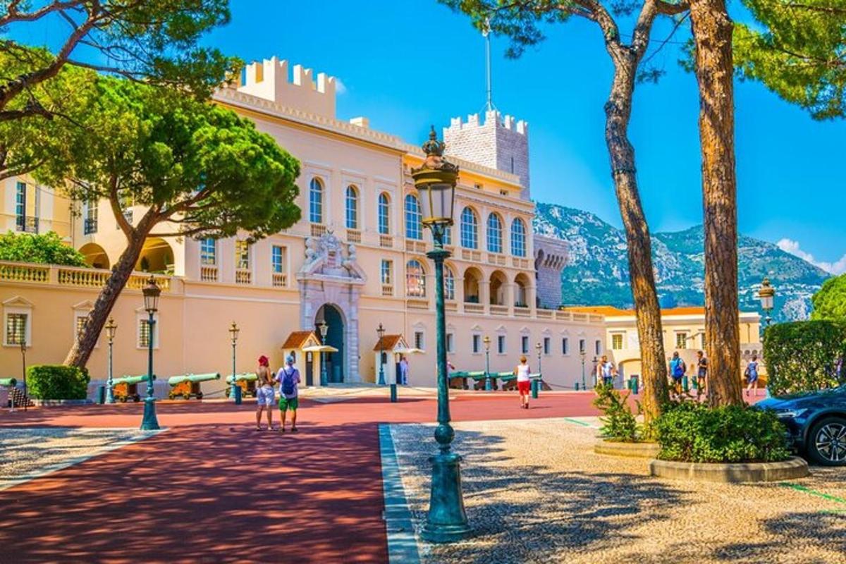 un grande edificio con alberi di fronte