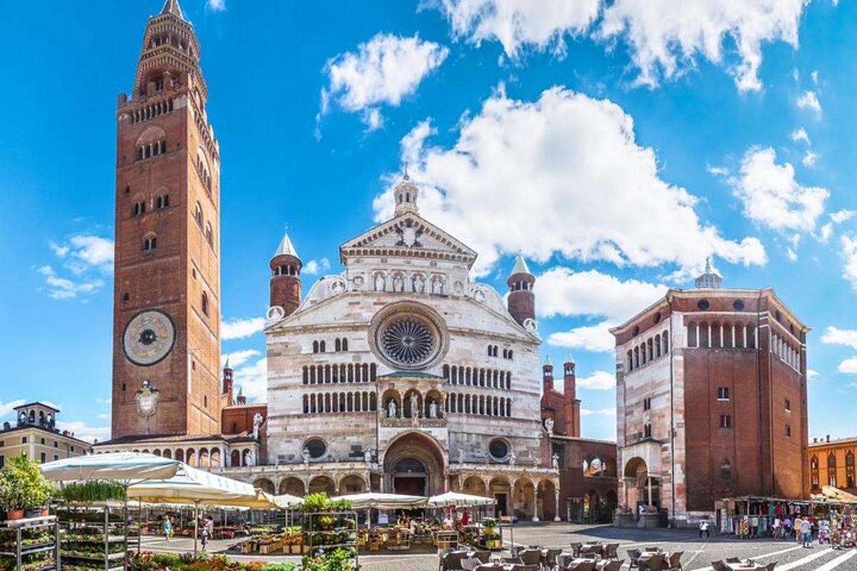 un gran edifici amb dues torres i un cel blau