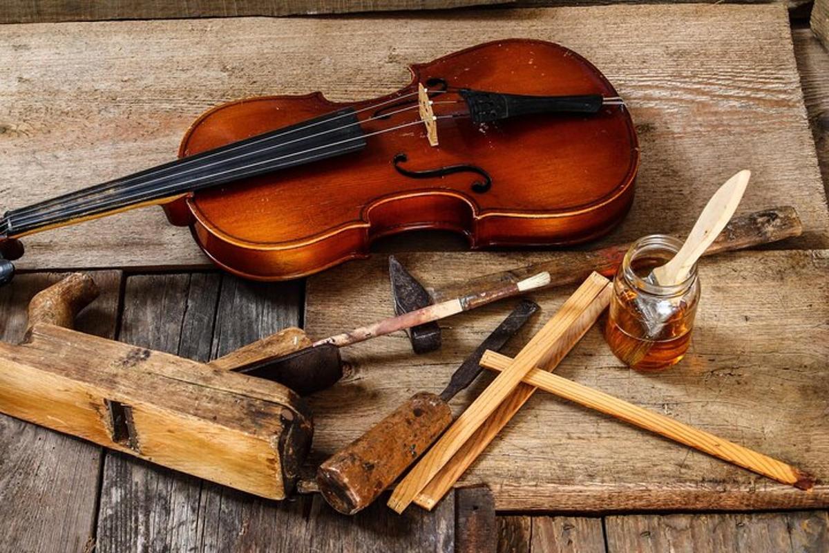 un violí i altres instruments sobre una taula de fusta