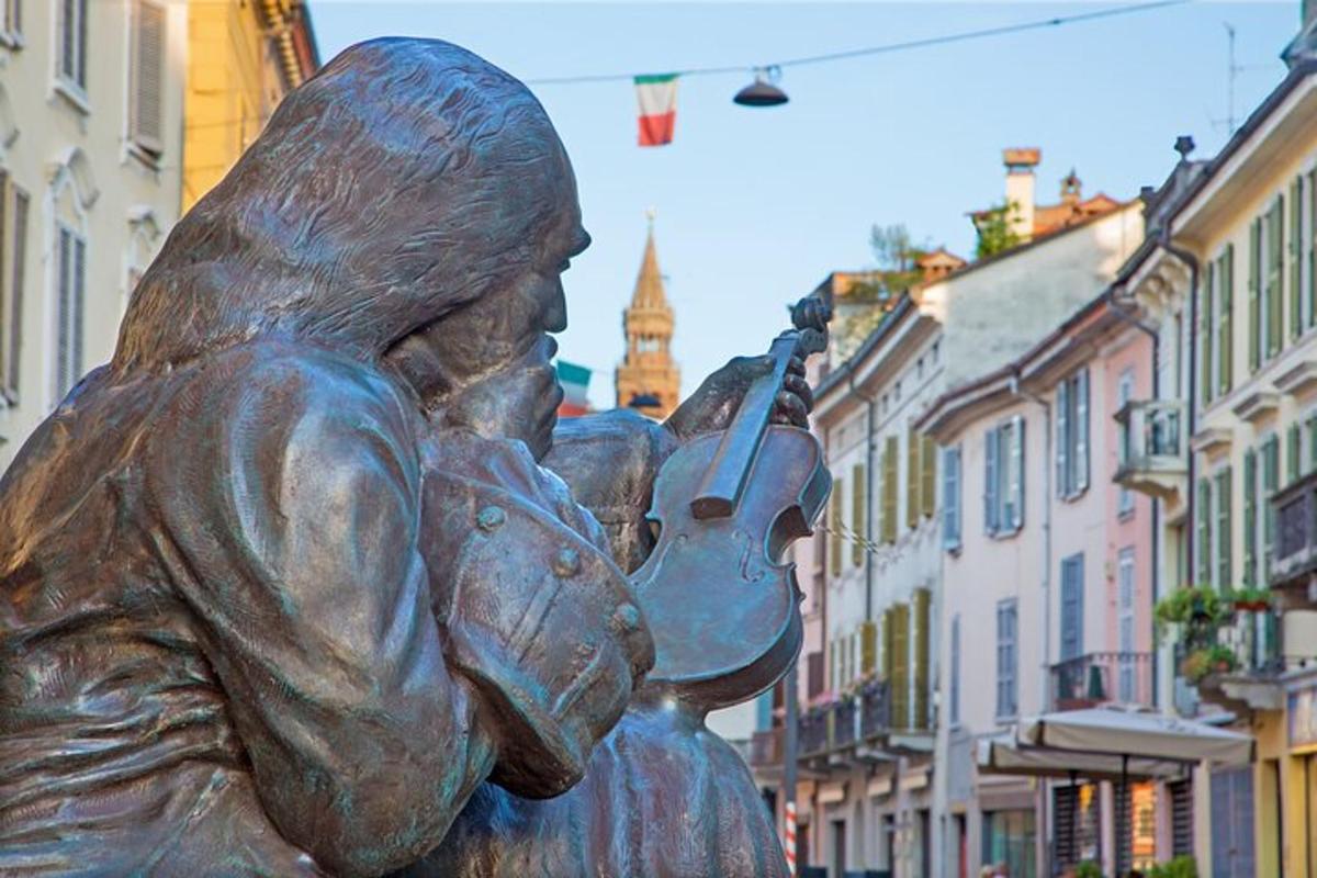 una estàtua d'una dona tocant un violí al carrer