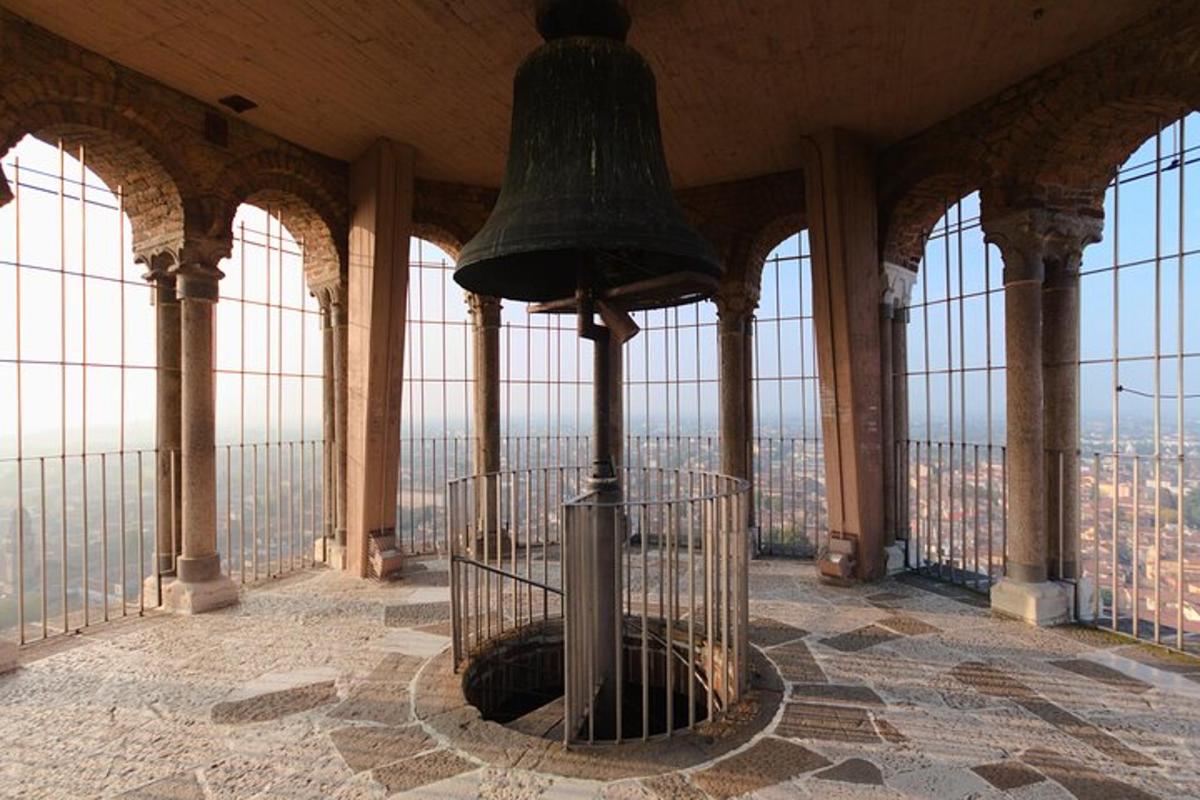 una gran campana en un edifici amb finestres