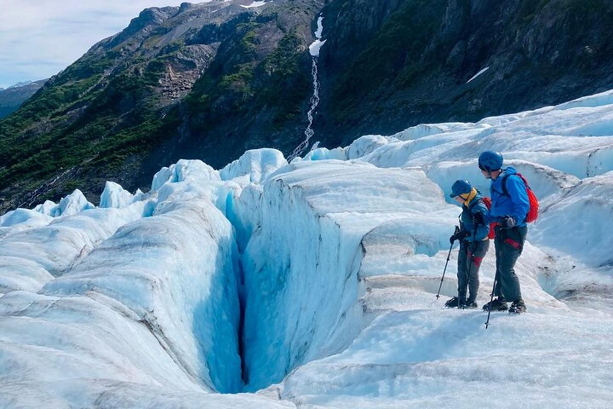 几个人站在冰川顶上