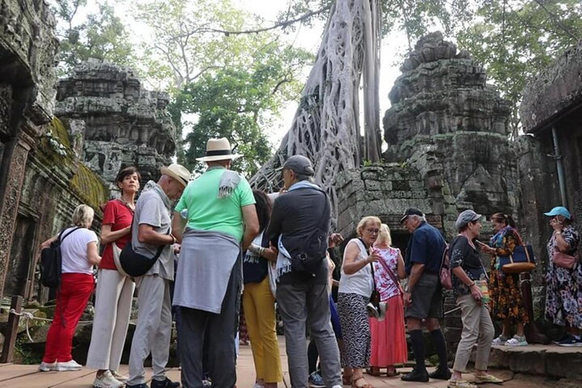 un grup de persones dempeus fora d'un temple