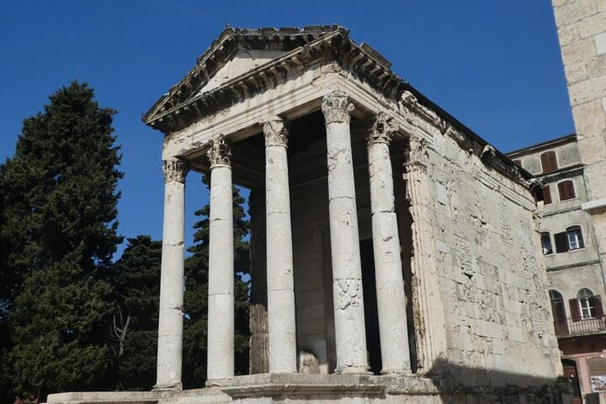 ένας ναός με κίονες μπροστά από ένα κτίριο
