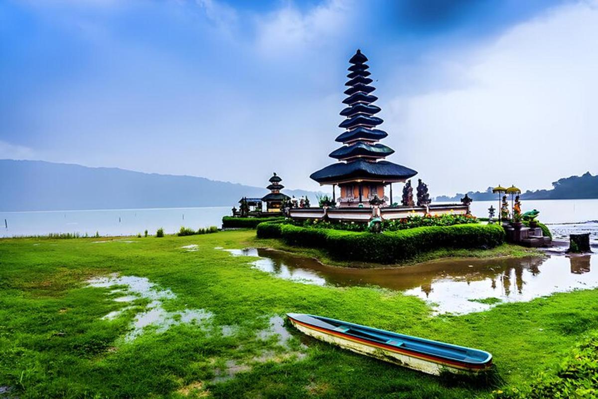 Un barco sentado en el césped junto a una pagoda.