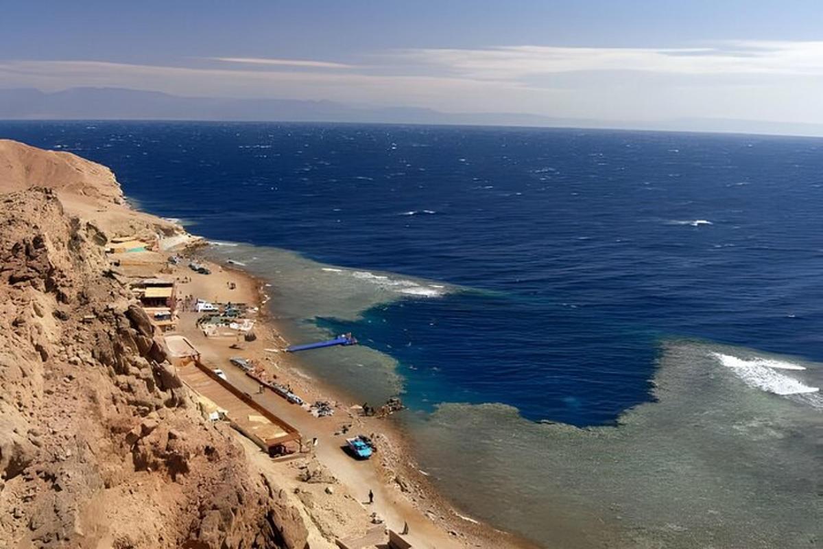 una vista aérea de una playa en la cima de una montaña