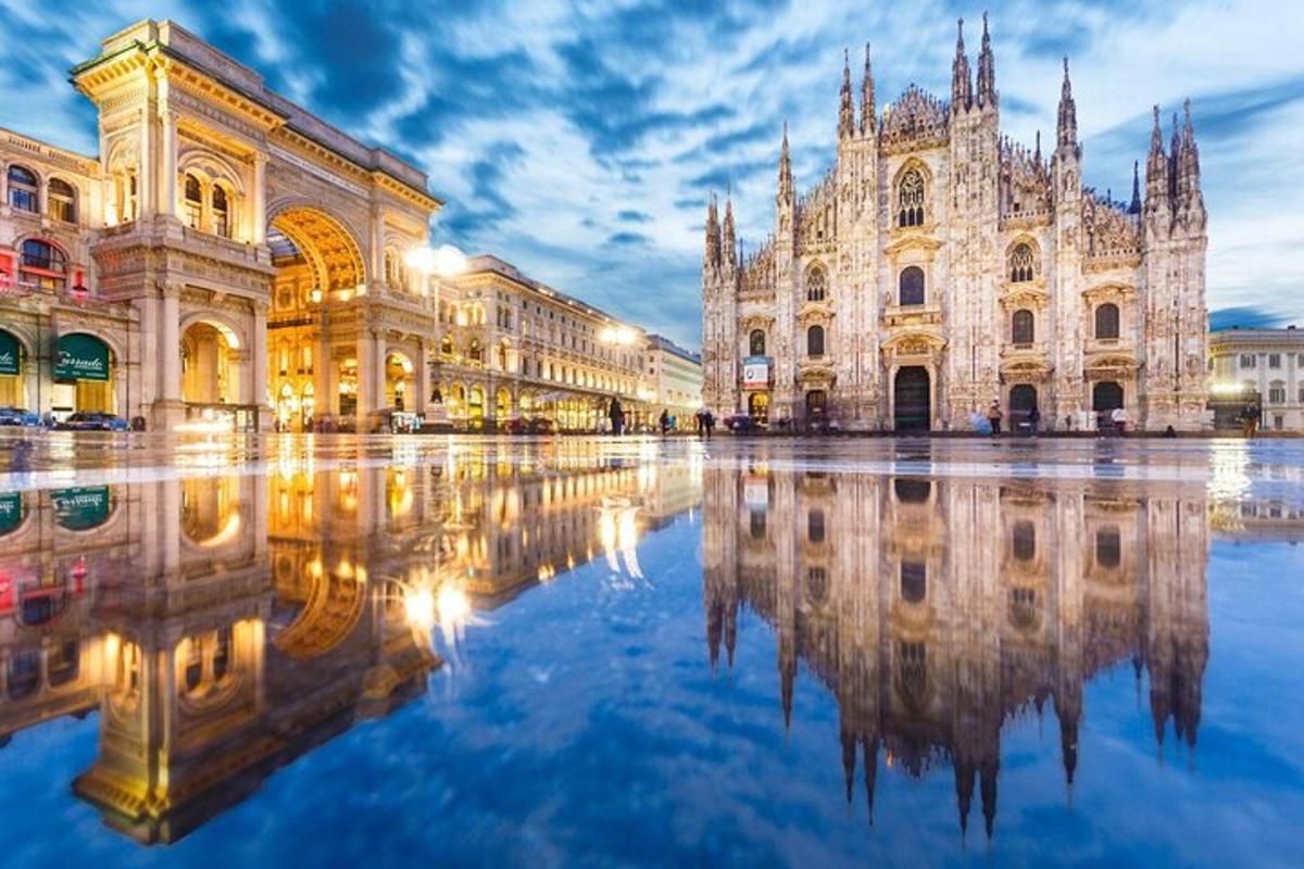 ein großes Gebäude mit seiner Spiegelung im Wasser