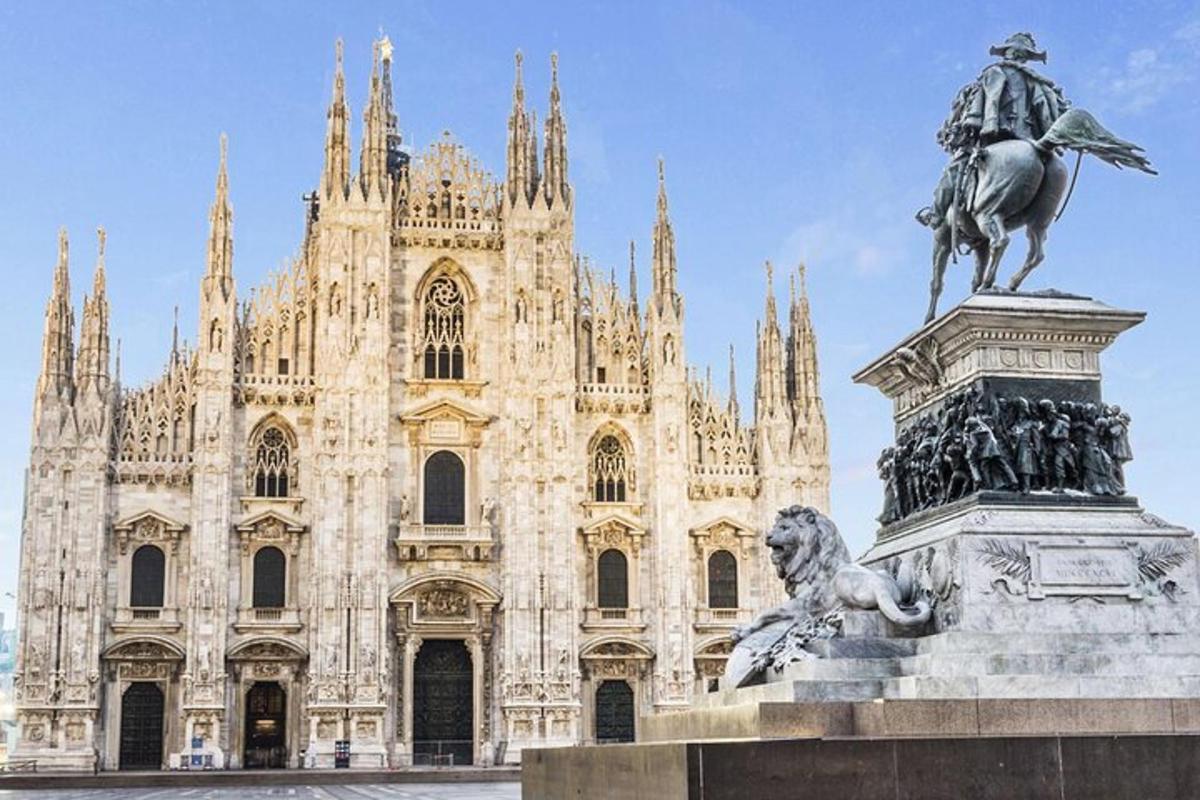 una estàtua d'un home a cavall davant d'un edifici
