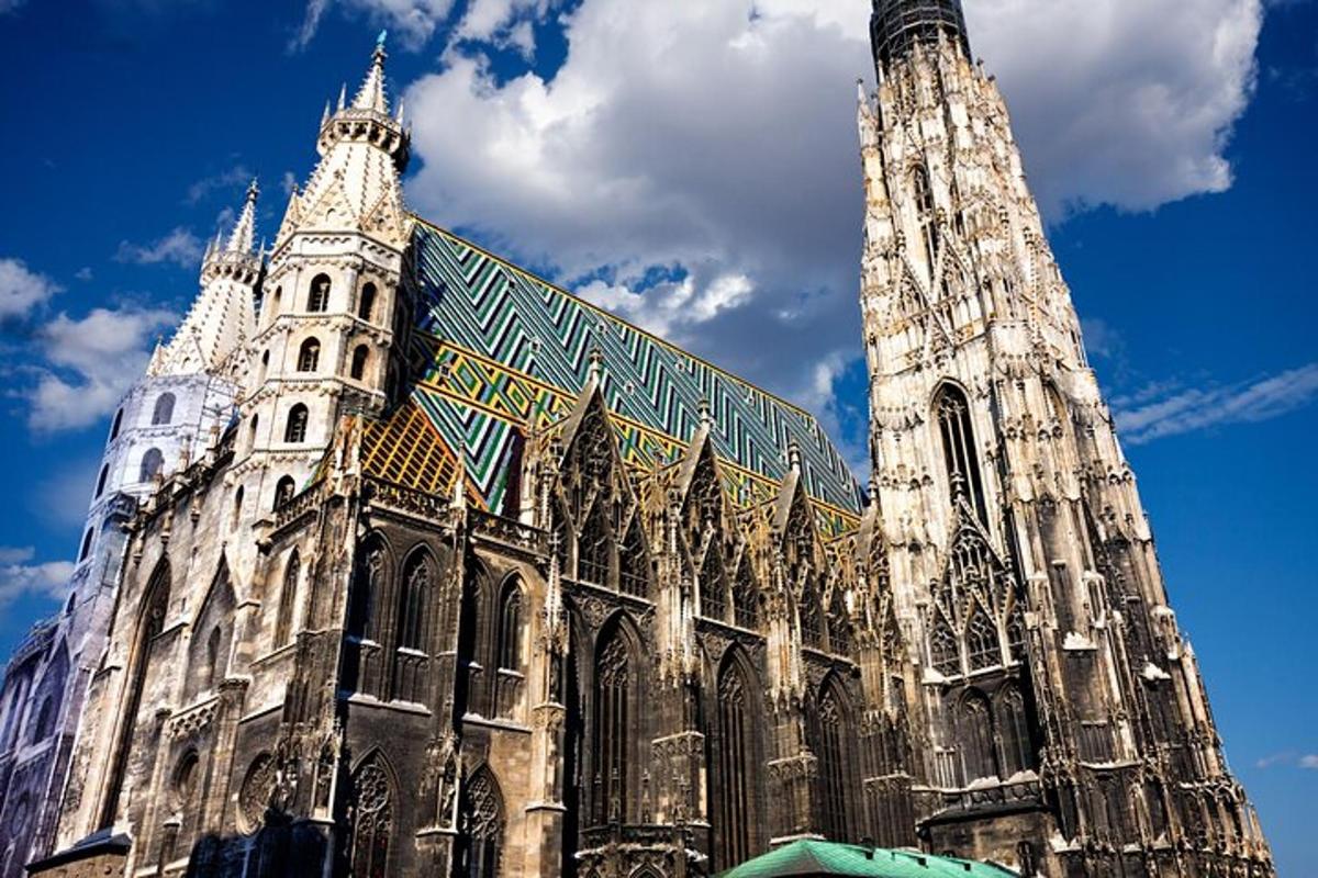 un grande edificio con una torre dell'orologio in cima
