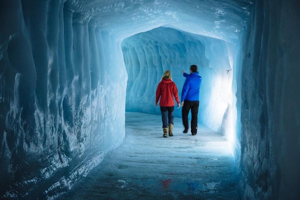 un uomo e una donna che camminano attraverso un tunnel di ghiaccio