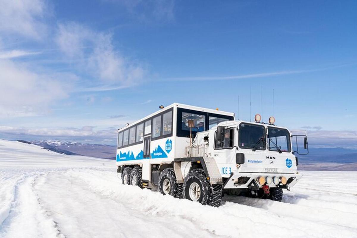 un grosso camion che percorre una strada coperta di neve