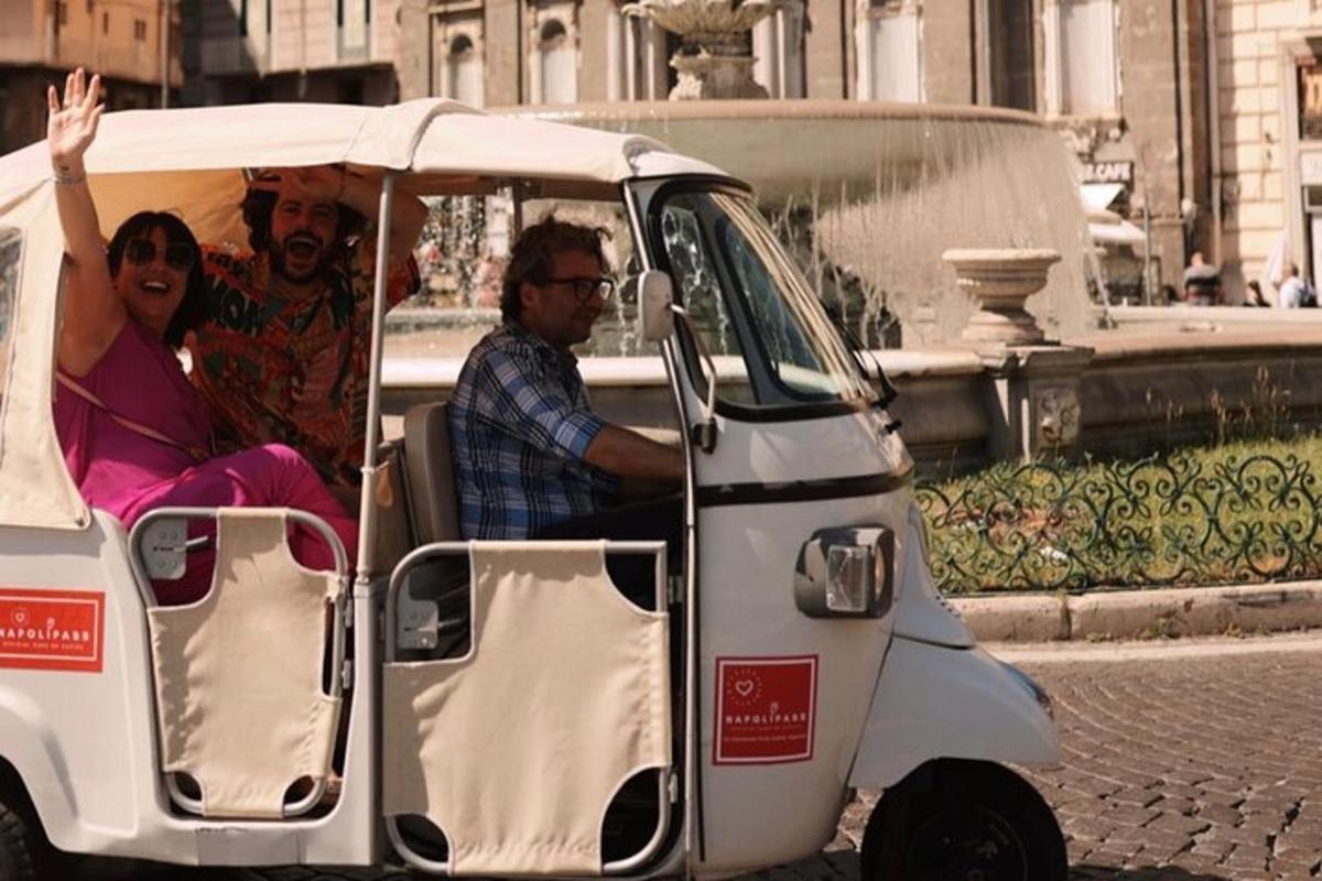 un gruppo di persone a bordo di un golf cart