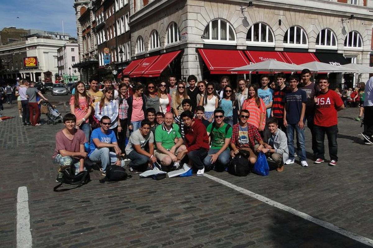 un gruppo di persone che posano per una foto in strada