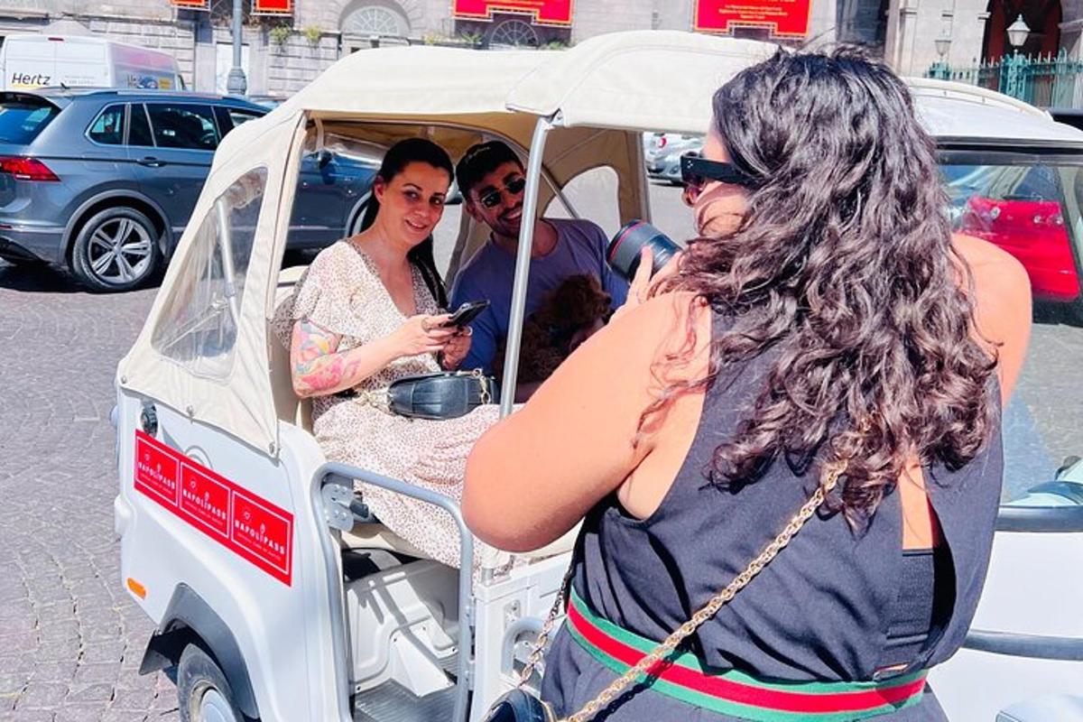 un gruppo di persone a bordo di un golf cart
