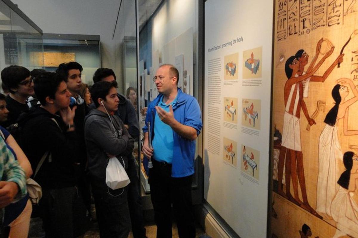 un gruppo di persone che guardano una mostra d'arte
