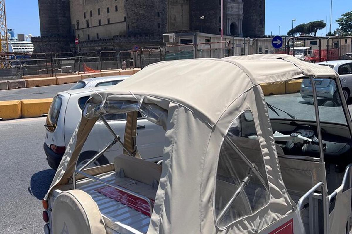 um carro com uma barraca na traseira